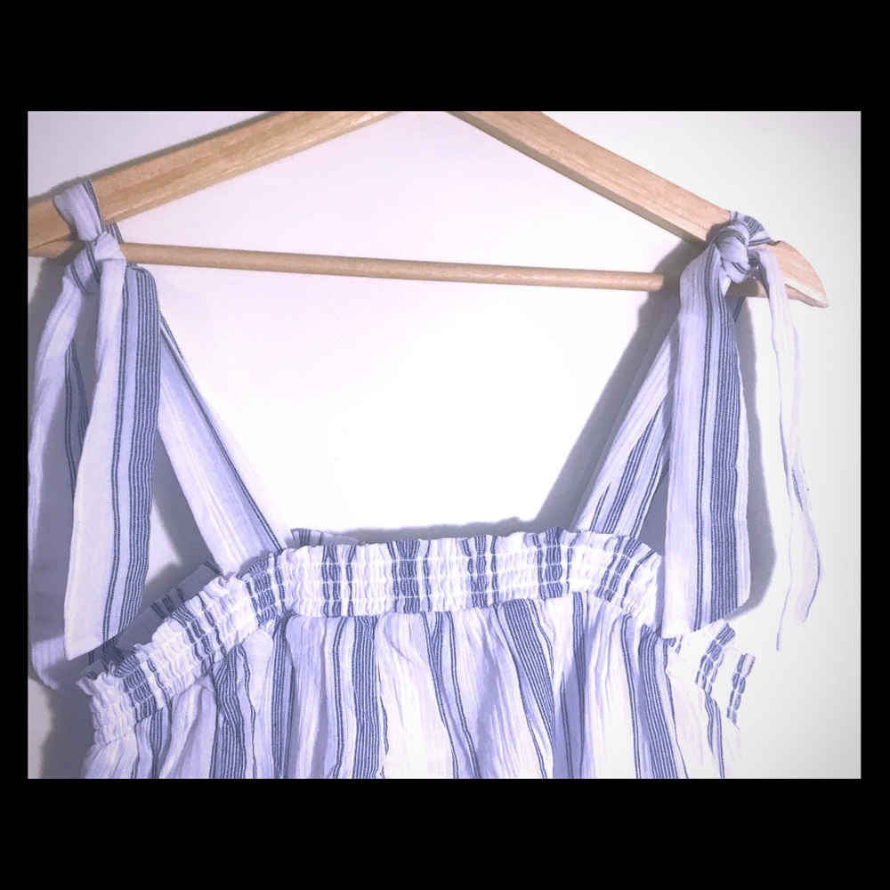 Universal thread goods co. Top.